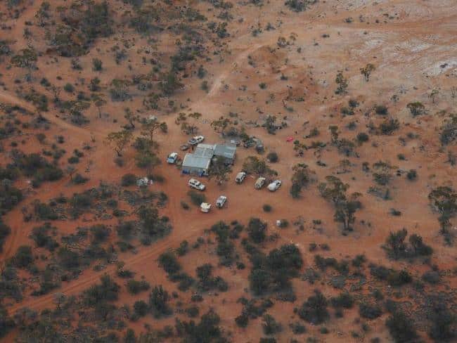 MANN ÜBERLEBT IM AUSTRALISCHEN OUTBACK INDEM ER AMEISEN ISST_2