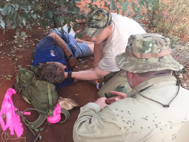 MANN ÜBERLEBT IM AUSTRALISCHEN OUTBACK INDEM ER AMEISEN ISST_5