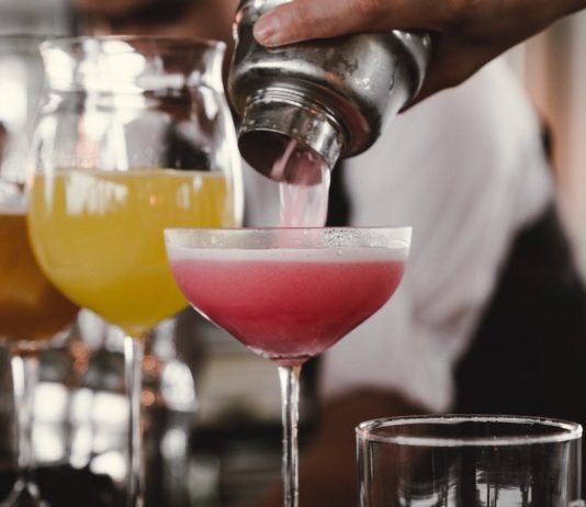 In einer Bar in Australien arbeiten