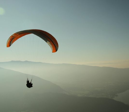 Caremed Auslandskrankenversicherung – Die Vorteile im Überblick Experience the thrill of paragliding over the stunning Lake Annecy with breathtaking mountain views.